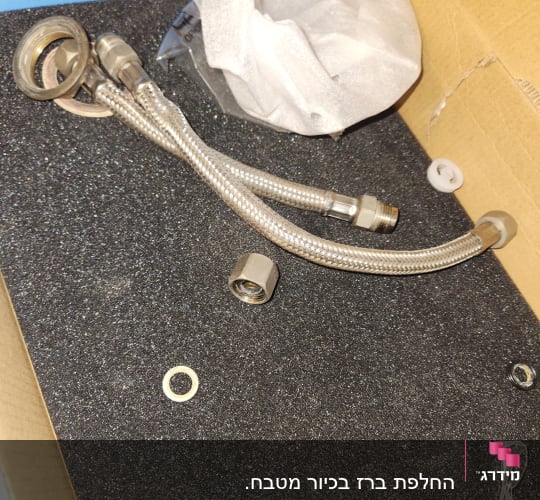 צינורות מתכת וחלקים באריזת קרטון